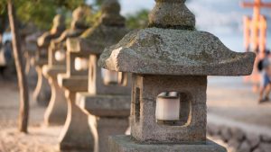 lantern giappone di pietra al tramonto il mio viaggio in giappone traveltherapists Storia significato lanterne pietra Giappone